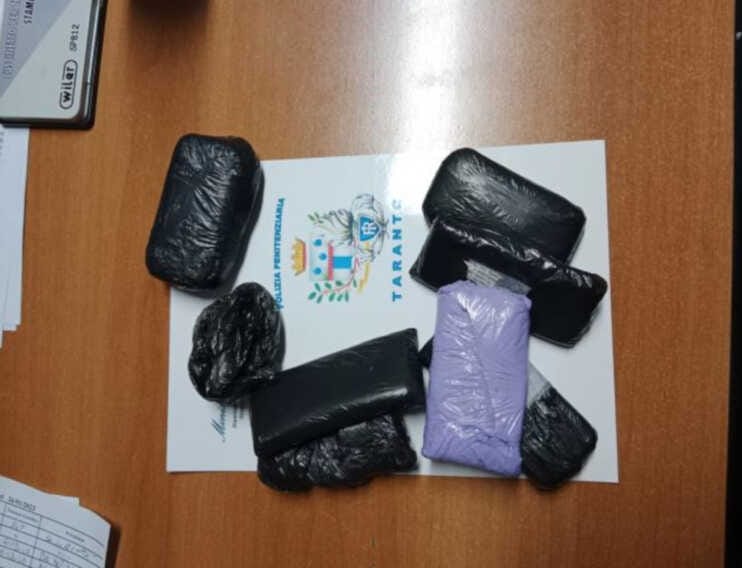 Taranto, trovati 6 cellulari nelle docce del carcere. Poliziotti sventano una rissa
