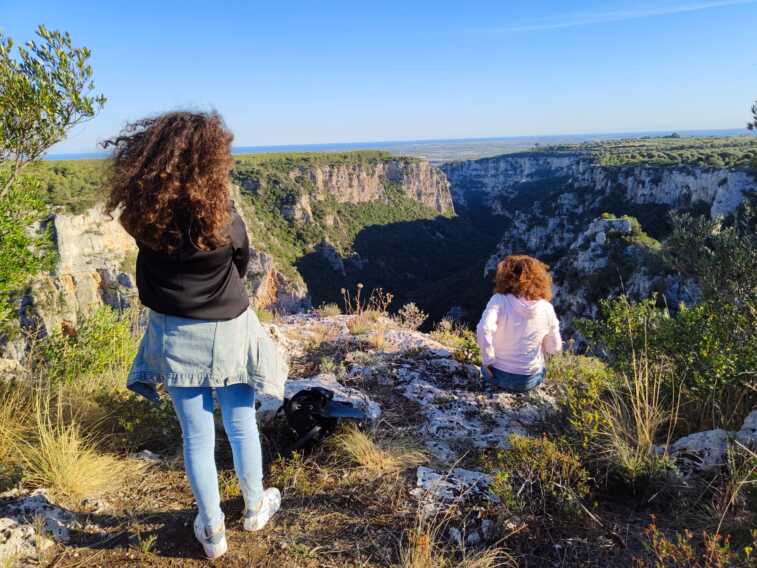Passi avanti per il parco Terra delle Gravine. E le associazioni donano una maglia a Melucci