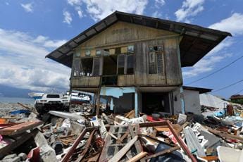 Galleria foto 'Terremoto Indonesia, scossa magnitudo 7.9: scatta allerta tsunami' - foto 1