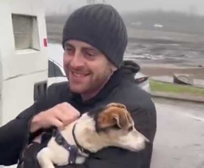 Dopo 5 anni Tiziano riabbraccia il suo cane: trovato grazie ai social – VIDEO