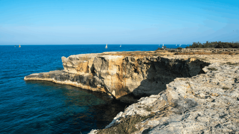 Cade dalla scogliera in Salento, i Vigili del fuoco lo salvano