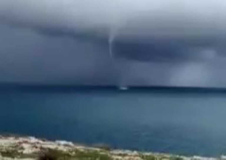 Galleria foto 'Otranto, due trombe marine al largo: si sono dissolte prima di raggiungere la terraferma' - foto 1
