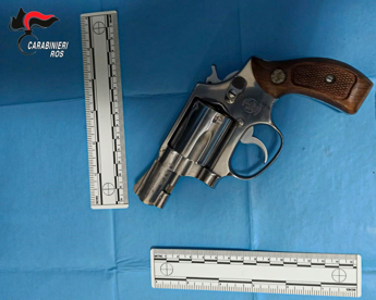 Galleria foto 'Trovata una pistola calibro 38 nel covo del boss Messina Denaro' - foto 1