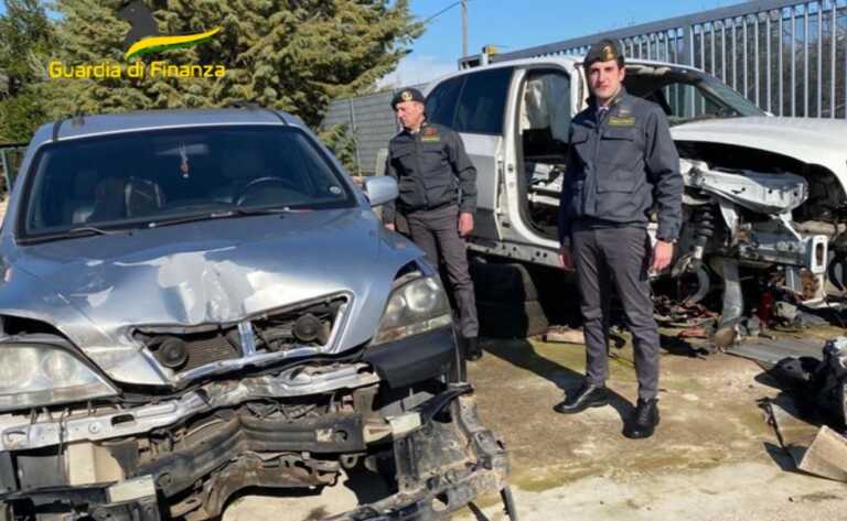 Acquistavano auto incidentate e ne usavano la targa per frodare le assicurazioni: 3 arresti nel Barese – VIDEO