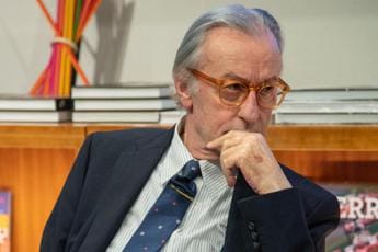 Galleria foto 'Tv, Feltri: “Striscia quotidiana Vespa Sarà un successo editoriale”' - foto 1
