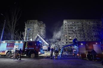 Galleria foto 'Ucraina, almeno 20 morti in raid russo su Dnipro: si scava tra le macerie' - foto 1