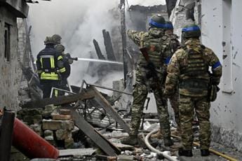 Galleria foto 'Ucraina, colpito condominio a Kharkiv. Zelensky chiede altre armi' - foto 1
