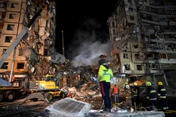 Galleria foto 'Ucraina, sale a 35 morti bilancio raid Russia su Dnipro' - foto 1