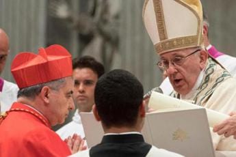 Galleria foto 'Vaticano, scambio di lettere tra Becciu e il Papa dopo il baciamano a Chaouqui nell’agosto 2022' - foto 1
