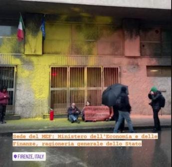 Galleria foto 'Vernice su sede regionale Mef Firenze, nuovo blitz Ultima generazione' - foto 1