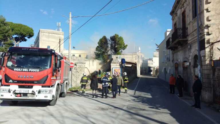 Galleria foto 'Bari, incendio nei pressi del teatro Purgatorio: intervengono i vigili del fuoco' - foto 1