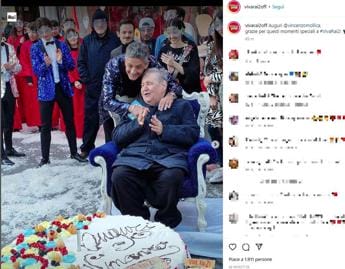 Galleria foto 'Vincenzo Mollica festeggia i 70 anni con Fiorello, trono e torta in Via Asiago' - foto 1