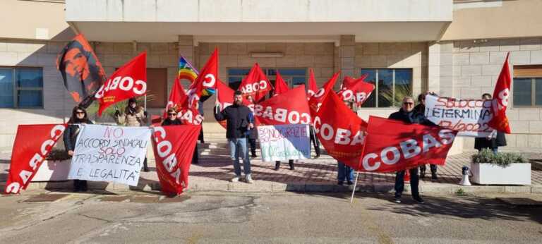 Lecce, protestano i vincitori del concorso in Sanitaservice: «Ora basta, dovete assumerci»