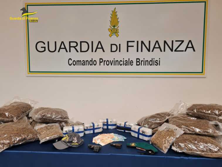 Oria, droga e armi nascoste tra scatoloni e ricambi in un’ex officina: arrestato il proprietario