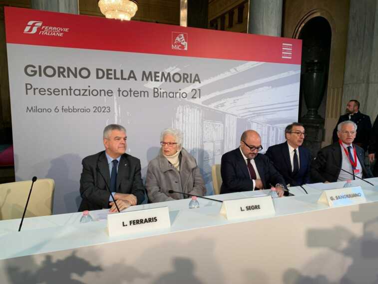 Galleria foto 'Shoah, alla Stazione Centrale di Milano un totem per non dimenticare' - foto 1