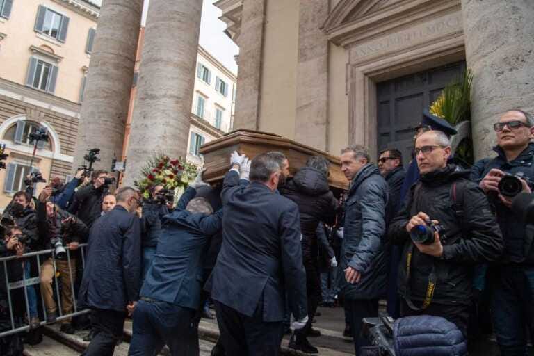 Galleria foto 'A Roma l’ultimo commosso saluto a Maurizio Costanzo' - foto 1