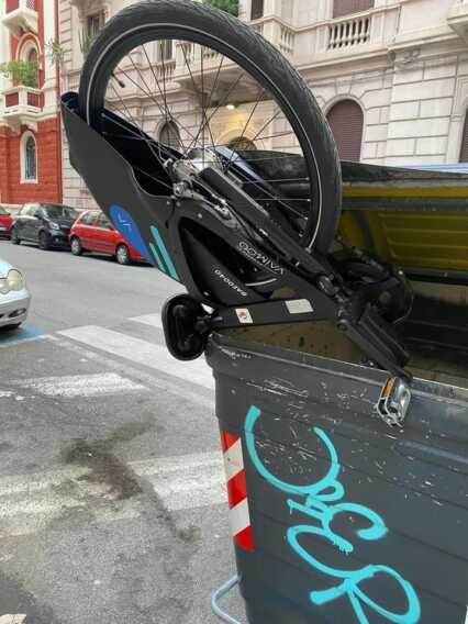 Galleria foto 'Bici sharing in un bidone a Bari: partono le indagini per trovare il responsabile' - foto 1