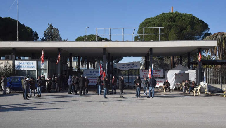 Baritech, operai all’esterno dello stabilimento: «Abbiamo bisogno di lavorare» – VIDEO
