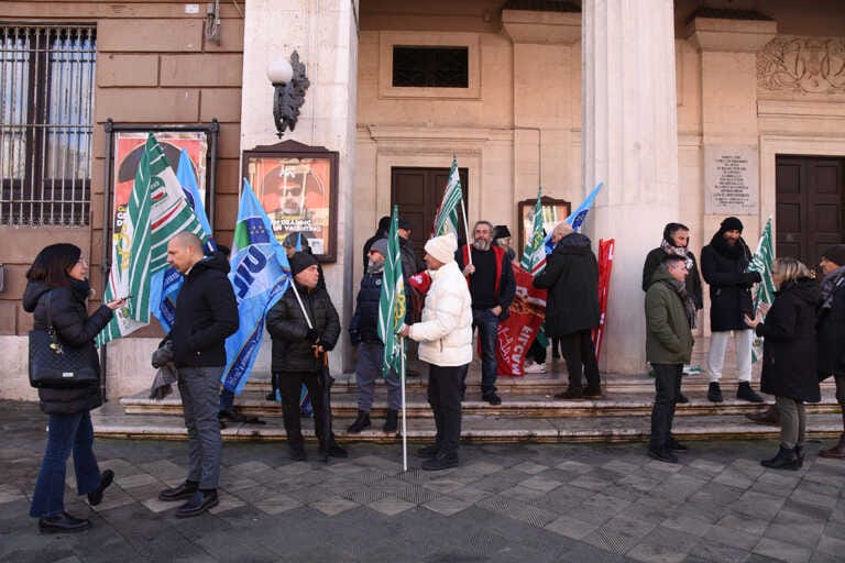 Bari, protestano i lavoratori dell’Hotel Palace: «Crisi assurda, crea danni all’economia cittadina» – VIDEO