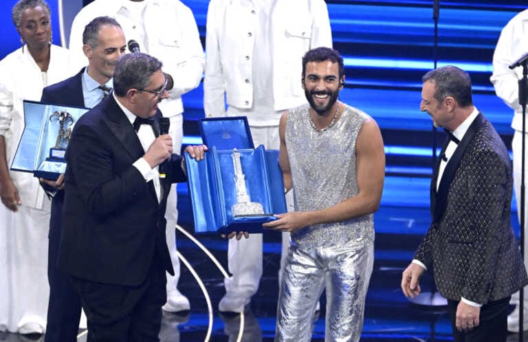 Marco Mengoni vince per la seconda volta al Festival di Sanremo. “Dedico questo premio alle artiste che hanno partecipato alla gara”