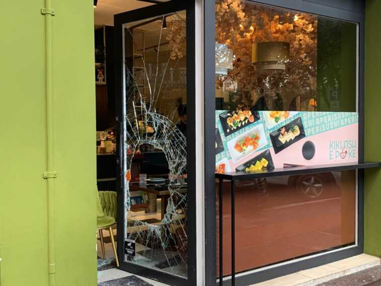 Bari, “spaccata” in piazza Umberto: preso di mira un ristorante di poke – FOTO