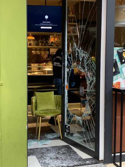 Bari, “spaccata” in piazza Umberto: preso di mira un ristorante di poke – FOTO Bari, “spaccata” in piazza Umberto: preso di mira un ristorante di poke – FOTO