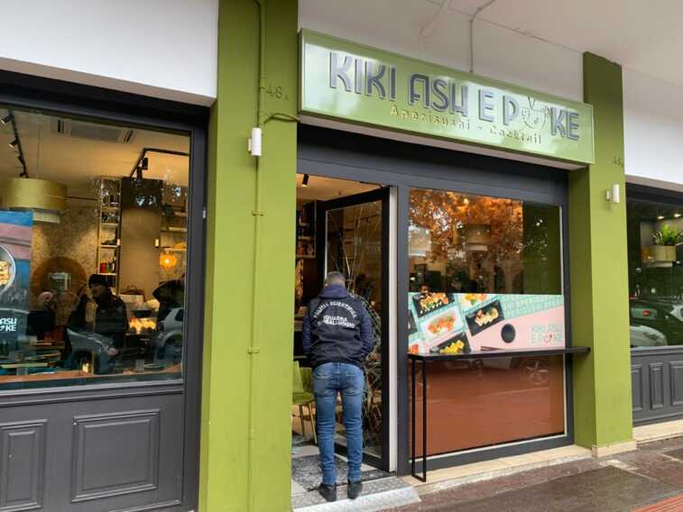 Bari, “spaccata” in piazza Umberto: preso di mira un ristorante di poke – FOTO Bari, “spaccata” in piazza Umberto: preso di mira un ristorante di poke – FOTO