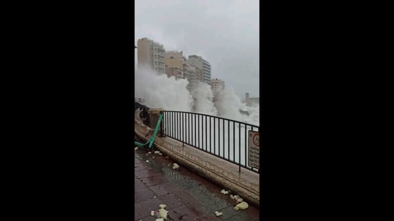 Una violenta tempesta flagella Malta, le immagini di onde giganti