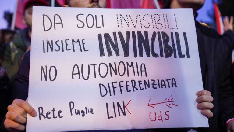 Galleria foto 'Autonomia differenziata, Emiliano dal palco della Cgil: «È una beffa inaccettabile» – FOTO e VIDEO' - foto 10