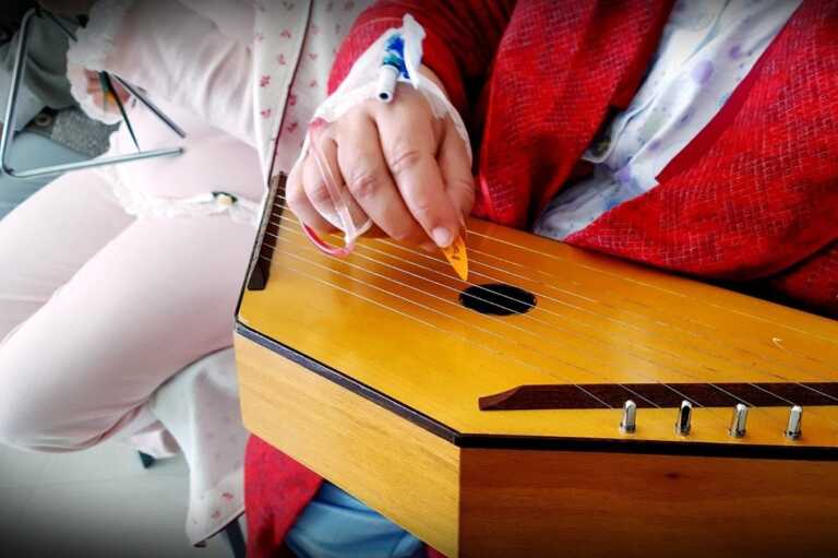 La musicoterapia riduce lo stress prima di un intervento: lo studio dell’Istituto tumori di Bari