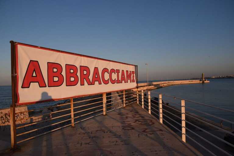 “Guardami” e “Abbracciami”: messaggi d’amore per Bari sul molo di Sant’Antonio