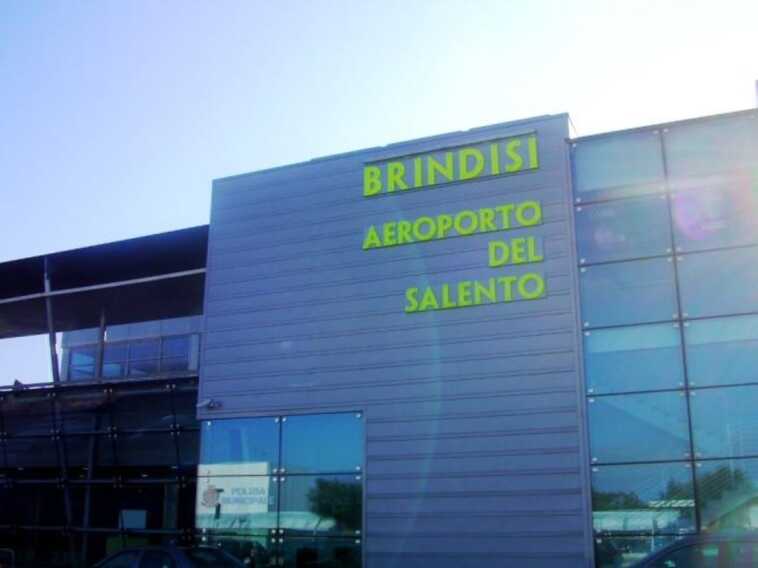 Tassisti tassati all’aeroporto del Salento, per Pagliaro «caso risolto». Delli Noci convoca la società