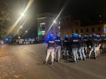 Galleria foto 'Alfredo Cospito, anarchici di nuovo in piazza a Roma. Nordio: “No revoca 41 bis”' - foto 1