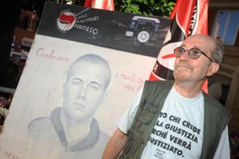 Galleria foto 'Anarchici, padre Carlo Giuliani: “Brigata 20 luglio ispirata a mio figlio? Fanatici cialtroni”' - foto 1