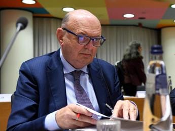 Galleria foto 'Auto, Italia voterà no a stop motori termici dal 2035' - foto 1