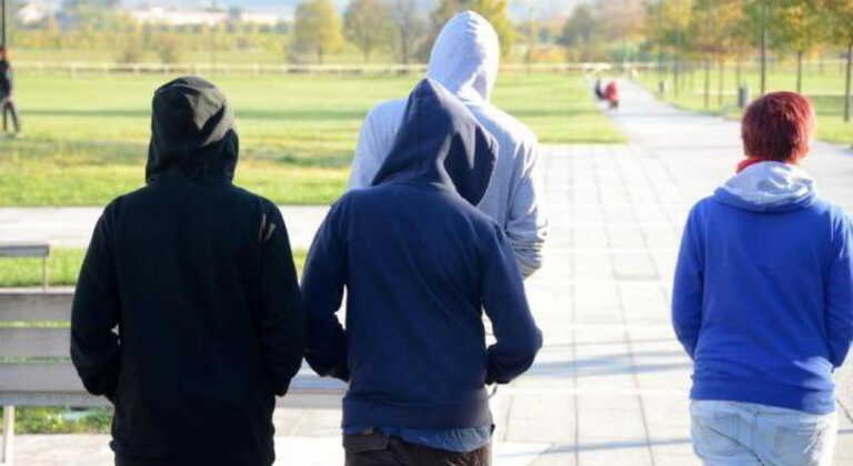 Sassi contro i passanti: «Prima o poi ci scapperà il ferito o peggio». Torna la paura per le baby gang a Bari