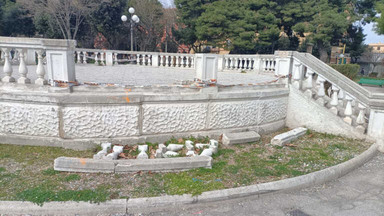 Foggia, dopo 5 mesi sarà riparata la balaustra al centro della Villa comunale: fu vandalizzata a settembre