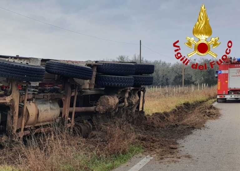 Camion si ribalta sulla provinciale tra Supersano e Scorrano: ferito il conducente