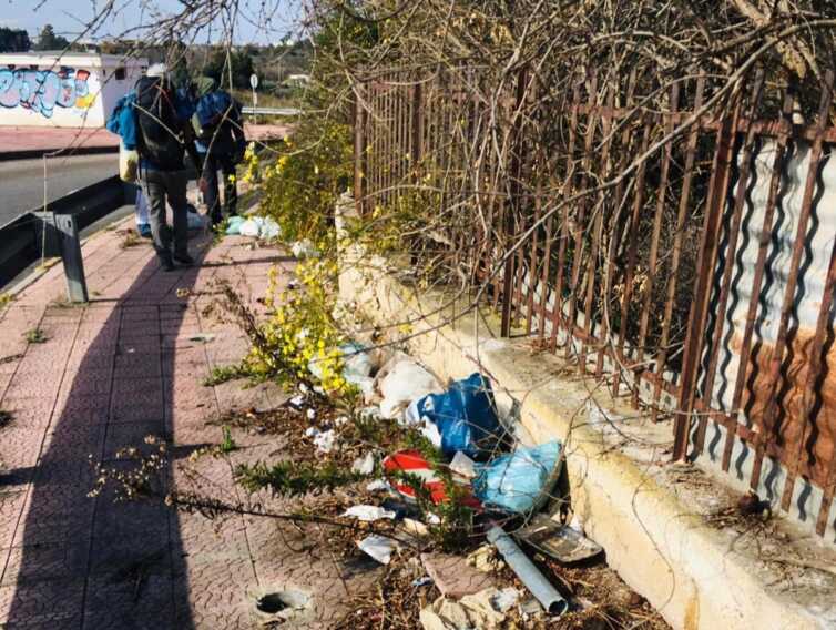 Il Cammino Materano tra strade dissestate e rifiuti abbandonati, i pellegrini: «Situazione inaccettabile»