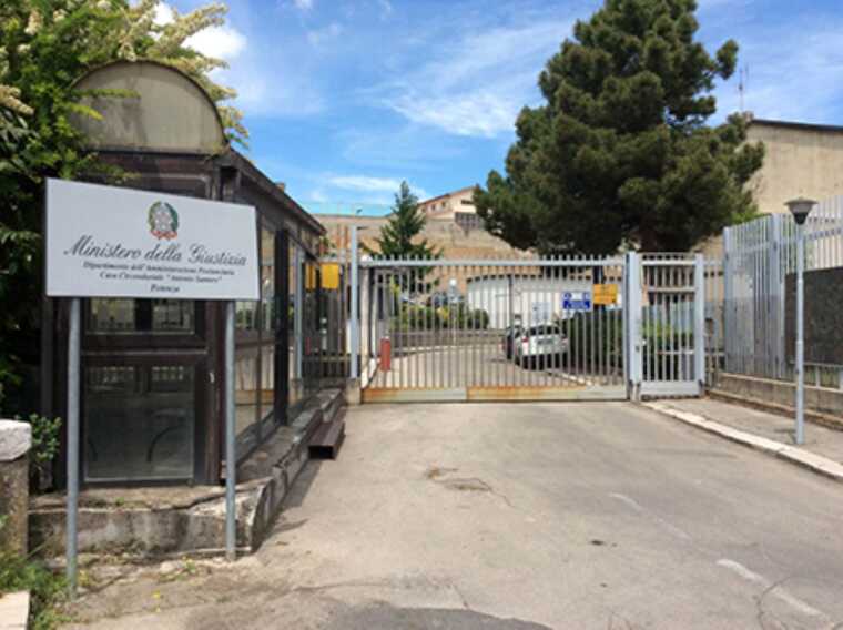 Potenza, detenuto 25enne tenta il suicidio in carcere: salvato dagli agenti della polizia penitenziaria