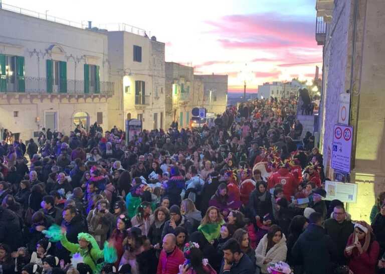 Cisternino, il Carnevale sfila sull’Apecar e declina i colori dell’amore