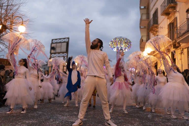 Galleria foto 'Carnevale di Putignano: in 50mila per i “giganti di carta”. Martedì Grasso con la madrina Mara Venier – FOTO' - foto 11