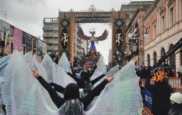 Carnevale di Putignano: in 20mila assistono alla sfilata dei “Giganti di carta” – FOTO
