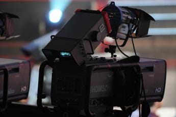 Conduttore tv insulta deputato, arriva multa record da 3,5 milioni