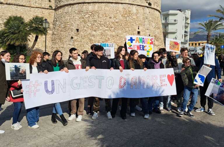 Energas, Manfredonia sfila contro l’impianto gpl: al corteo anche il sindaco e il vescovo – VIDEO