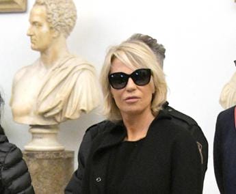 Galleria foto 'Costanzo, chiedono selfie a Maria De Filippi nella camera ardente' - foto 1