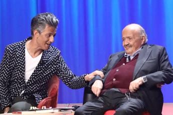 Galleria foto 'Costanzo, il ricordo di Fiorello che canta ‘Se telefonando’ – Video' - foto 1