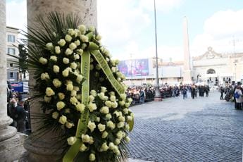 Galleria foto 'Costanzo, oggi i funerali: in migliaia a Piazza del Popolo' - foto 1