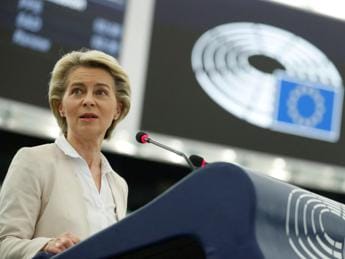 Covid, Nyt fa causa a Commissione Ue: non rese pubblici messaggi von der Leyen-Pfizer