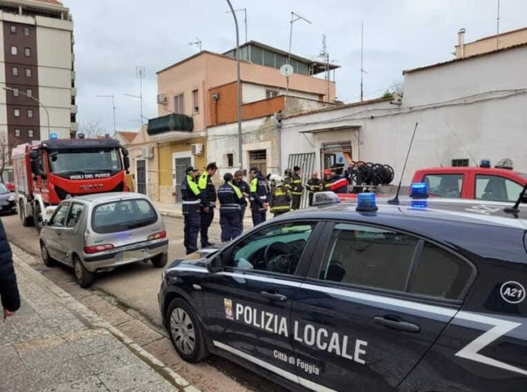 Galleria foto 'Foggia, tragedia sfiorata in via Airone: crolla il solaio in un’abitazione. In casa non c’era nessuno' - foto 1